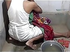 ससुर ने बहू के साथ किया सेक्स बाथरूम में